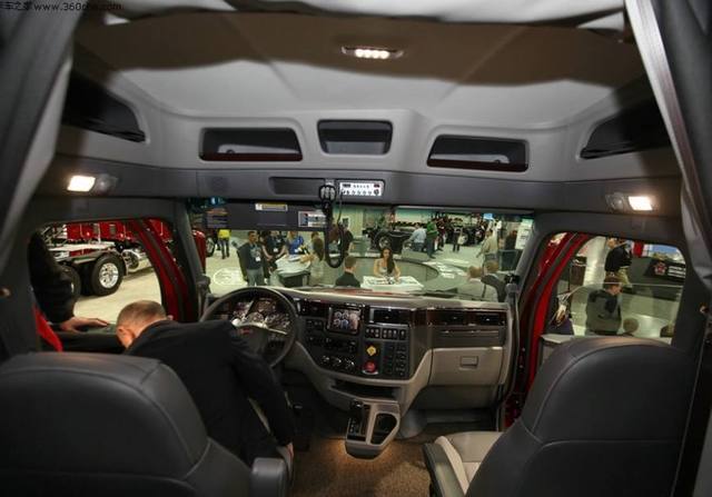 美国卡车司机,月薪8000美金,年休3个月,一年买房买车!