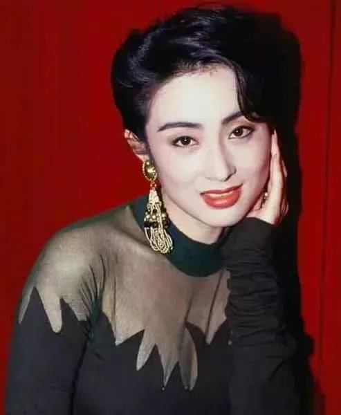 她20岁发传单被相中仅凭1部戏爆红却转身嫁给经纪人