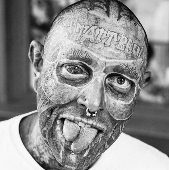 男子酷爱纹身成疯,花费50万,忍受1000个小时的皮肉之苦!