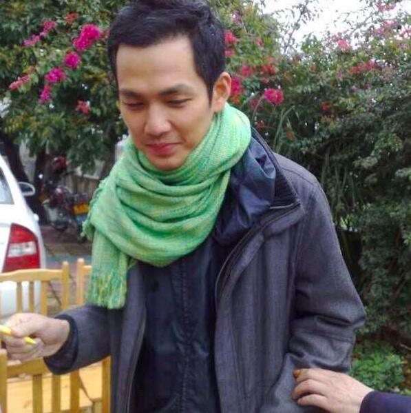 钟汉良无偶像光环很朴素,何以笙系围巾现身果园,素颜像农夫