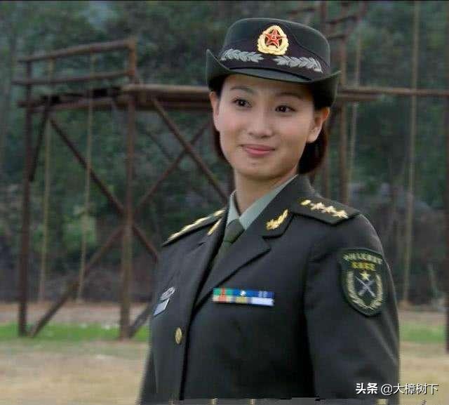 被称为"最美军花",出道11年不用替身,脱下军装依旧美丽动人
