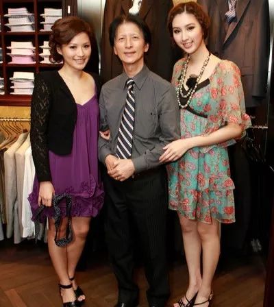 周子扬对媒体表示,分手原因是女方家向自己苛索生活费:"gigi(何傲儿