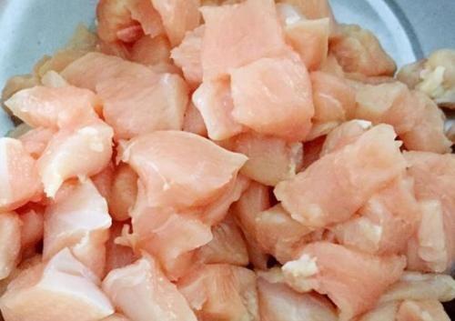 酱爆鸡丁这菜也是深受大众的喜爱