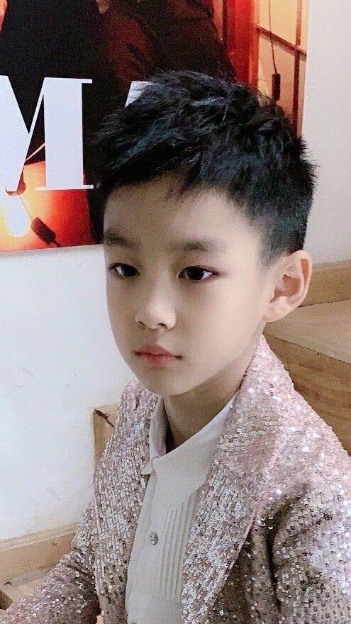 曹颖儿子晒搞怪视频,9岁王子五官精致帅气,不愧星二代颜值担当