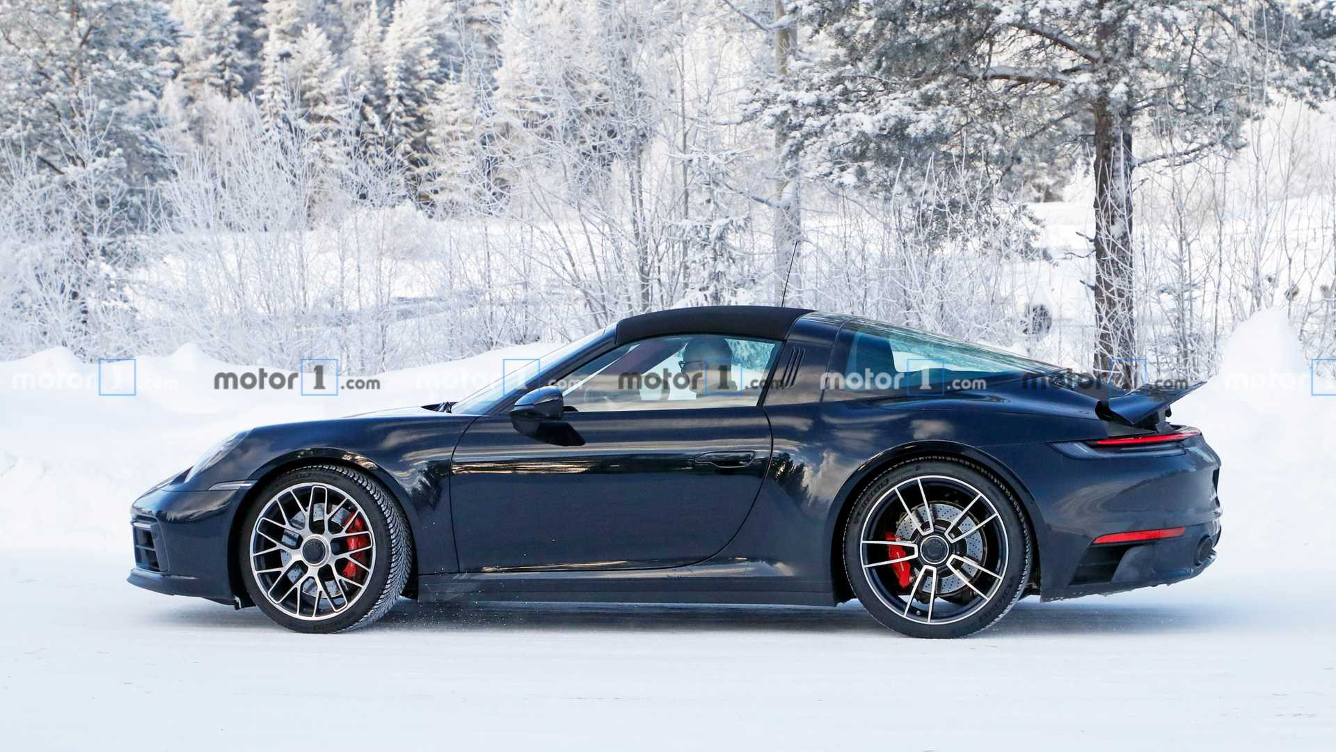 对于保时捷911 targa gts和carrera来说,除了车顶不一样,其他各方面都