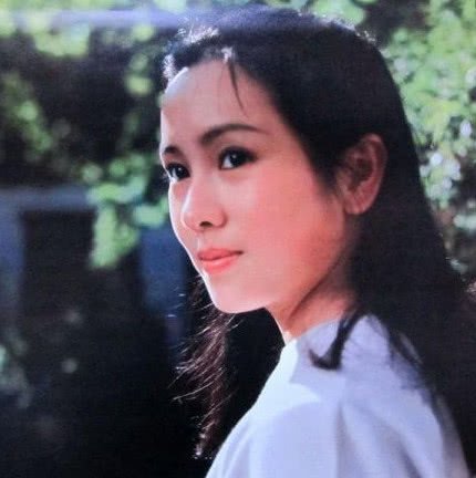 她曾是80年代当红明星,退圈经商后身价数亿,今61岁依旧单身