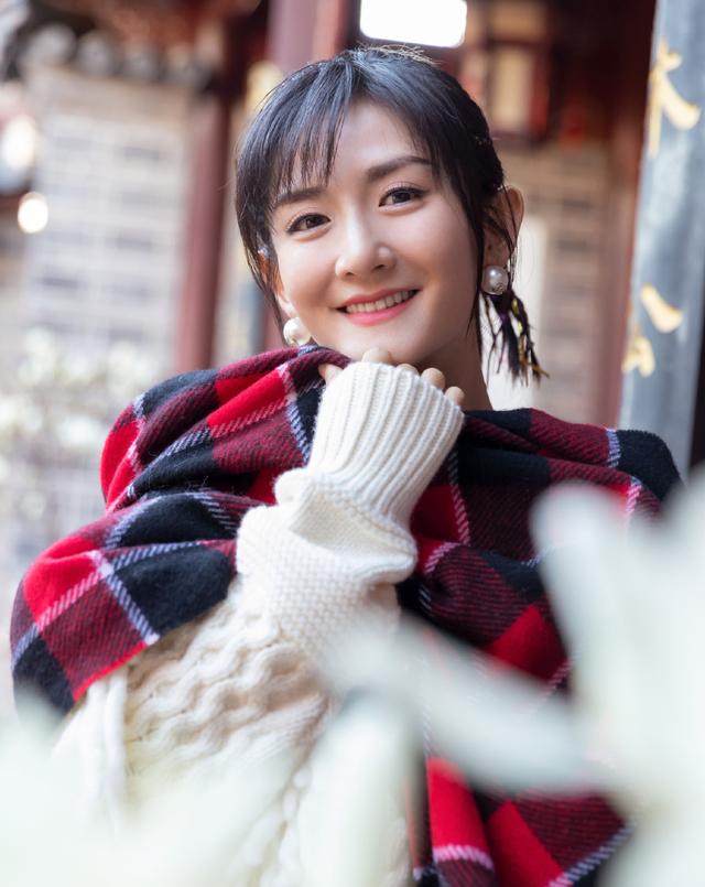 谢娜生宝宝后气质变太多,白色流苏袖毛衣搭配格纹披肩,温柔知性