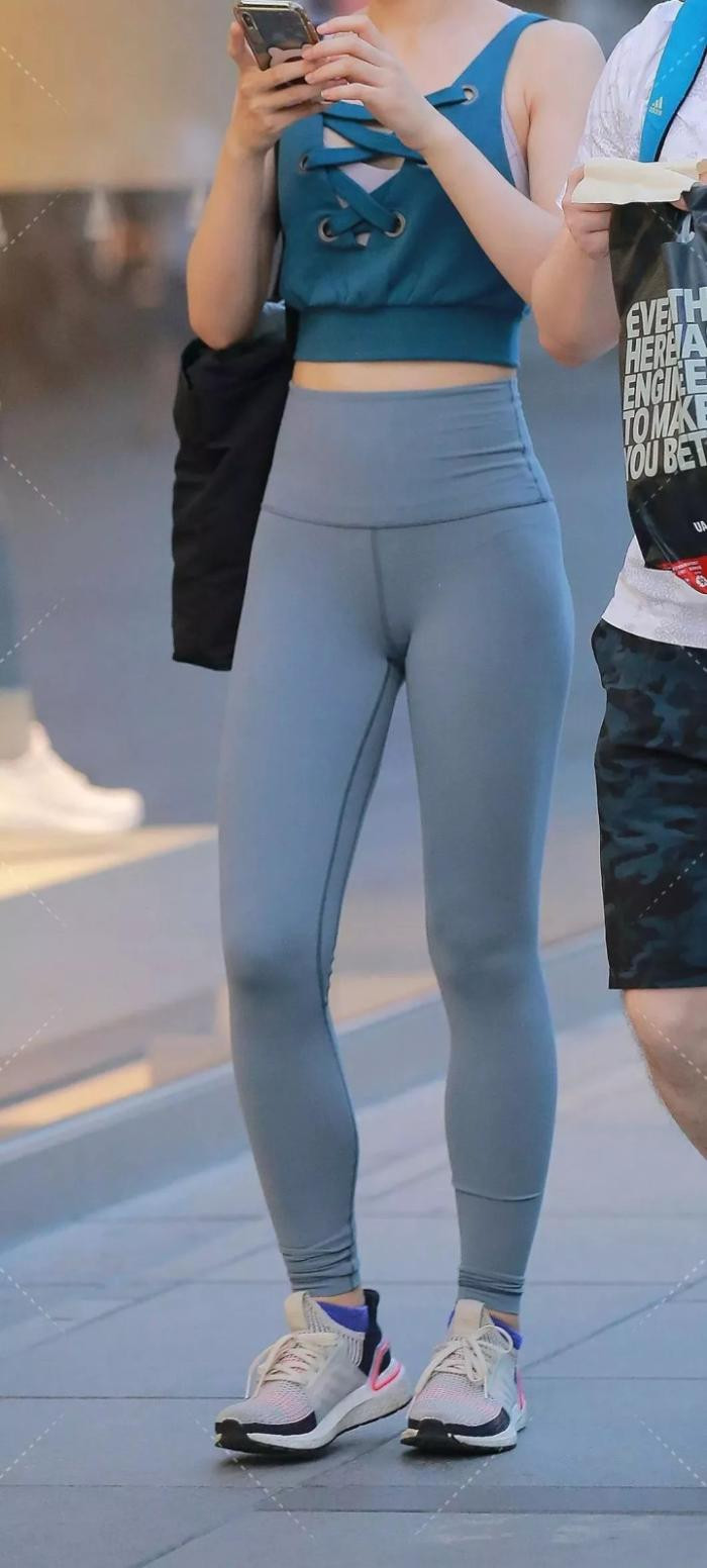 这位美女这弹力裤穿反了吧