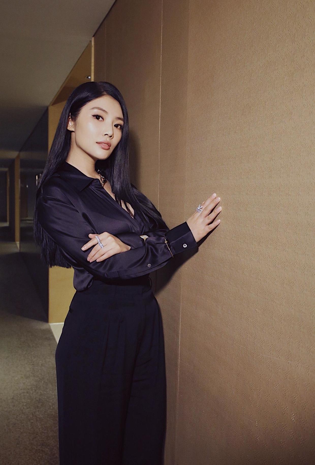 徐冬冬身材有料又会穿暗紫色衬衫搭配阔腿裤高级干练风情万种