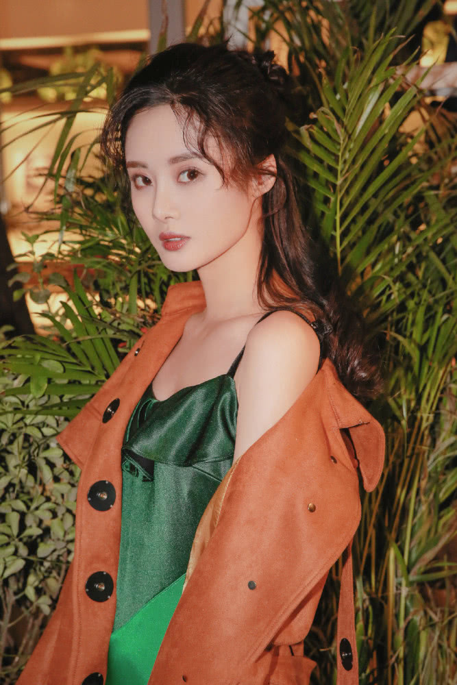 隋雨蒙从不吝啬自己的一双漫画腿,这青春感简直沁人心脾