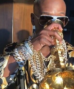 梅威瑟展示"国王"生活!脖子戴15kg金项链,喝水杯都是纯金的