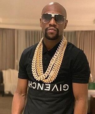 梅威瑟展示"国王"生活!脖子戴15kg金项链,喝水杯都是纯金的