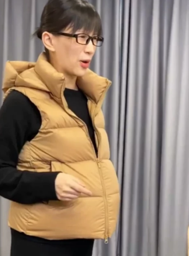 papi酱罕晒老公老胡趴地上给猫咪拍照惹她心疼感慨太不容易