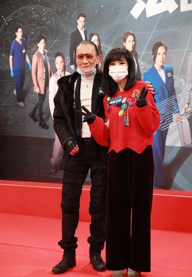 虽然能完整看到四哥帅气的脸,但这个行为其实做了一个错误示范.