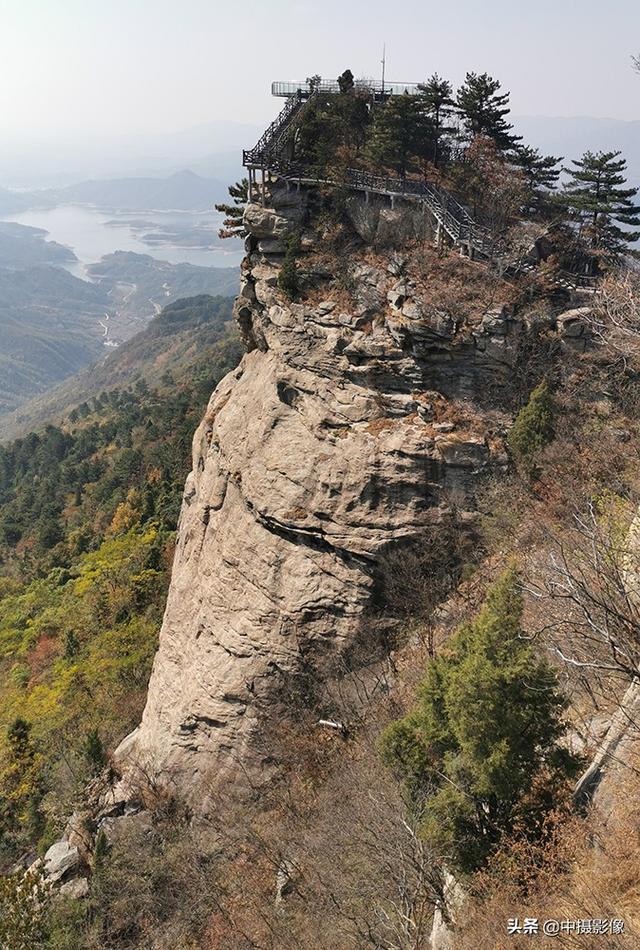 得名的獅子峰,看到它背倚康王寨的飄渺雲霧,面朝三河口水庫的千頃煙波