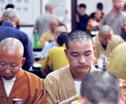古代和尚为什么要烧几个戒疤?是为了区分还是因为虔诚?|佛教|头顶|寺院|蒙古人|宗派_新浪新闻