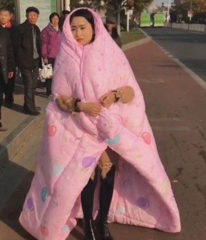 奇葩美女裹着被子等公交车,众人得知原因后无语了!