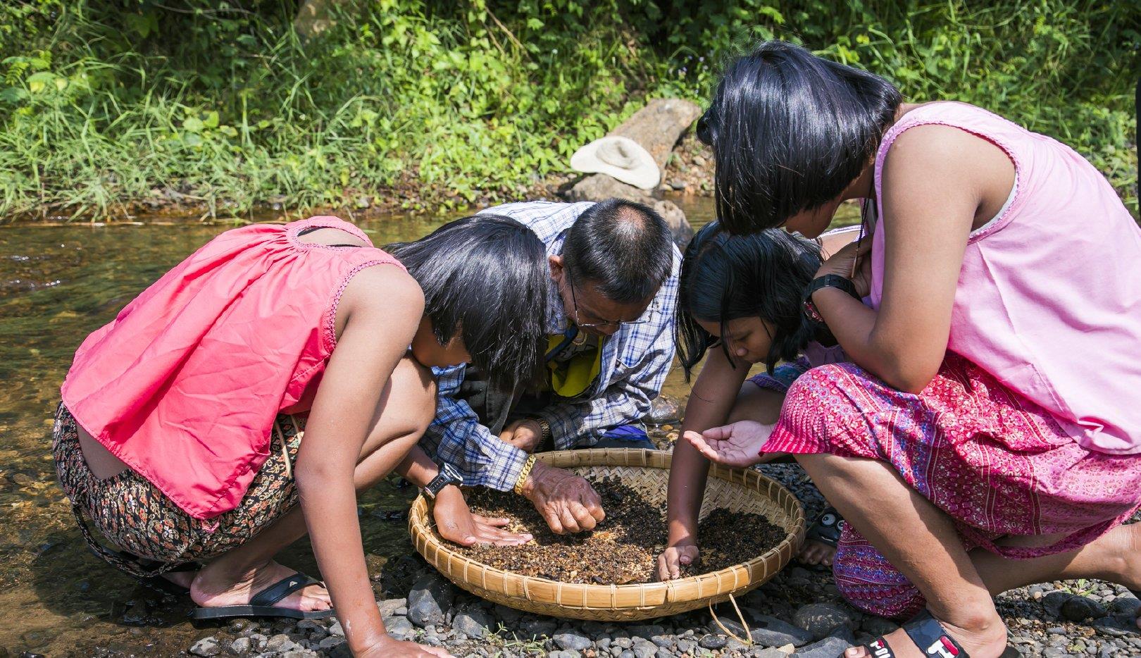 很多人不知道,在泰国这个地方旅游可以河中淘宝,红宝石免费带走