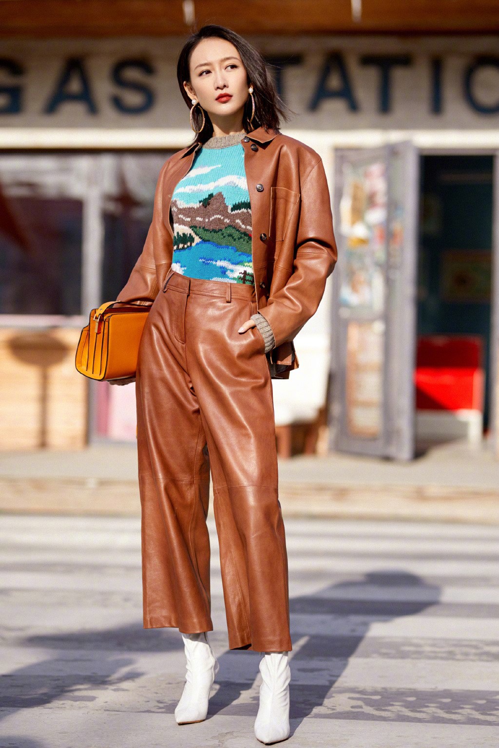 她因《伪装者》大红,今穿焦糖色皮衣配"铁钉"短靴,气场炸裂