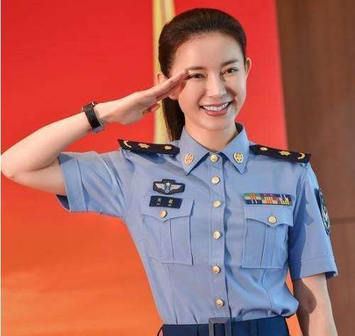 曾是当红主持,两次上春晚多次担纲女一都没火,与周一围搭档大红|刘敏