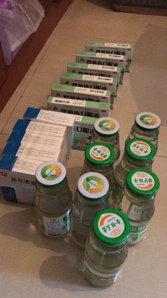 里遍布的焦虑确实很容易传染,比如双黄莲和莲花清瘟很快就成了稀缺货