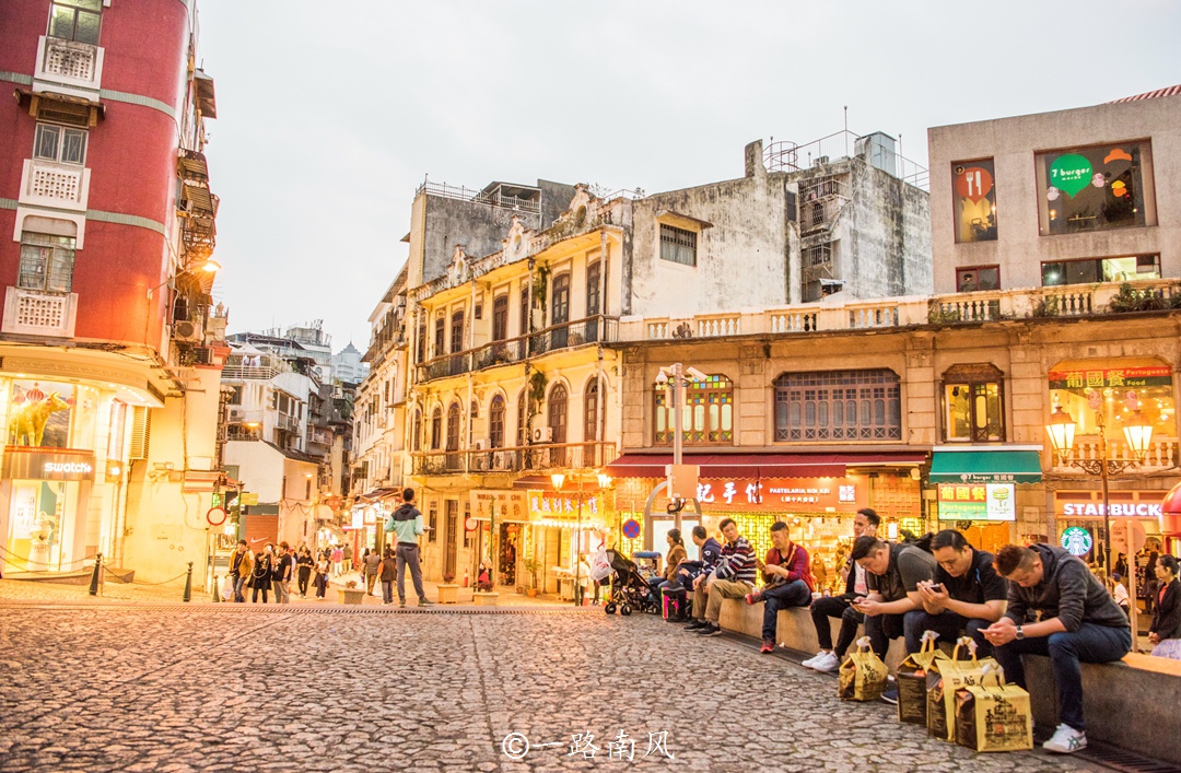 澳门有一个中国最热闹的旅游手信街,牛肉干和饼类免费品尝