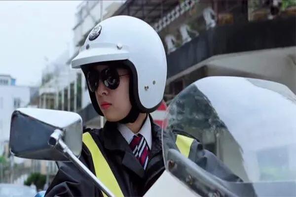 逃学威龙2中那个戴墨镜鄙视周星驰的女警