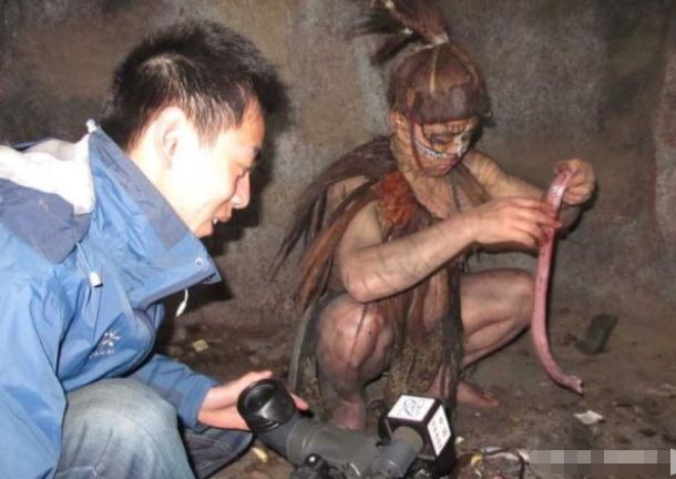 夫妻深山与世隔绝35年, 妻子彻底"野兽化",将退化成野人?