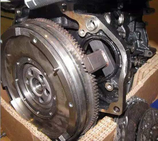 柴油发动机和汽油的发动机不同,汽油发动机可以没有飞轮,但是柴油机