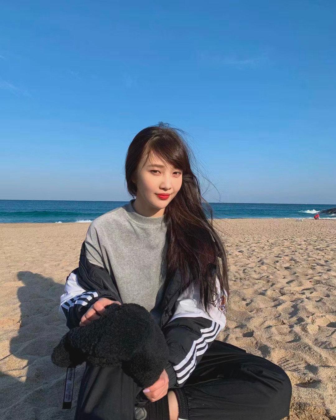 朴秀荣碎花裙搭配白靴略显矮,黑长直齐刘海加分,凭甜美气质获赞