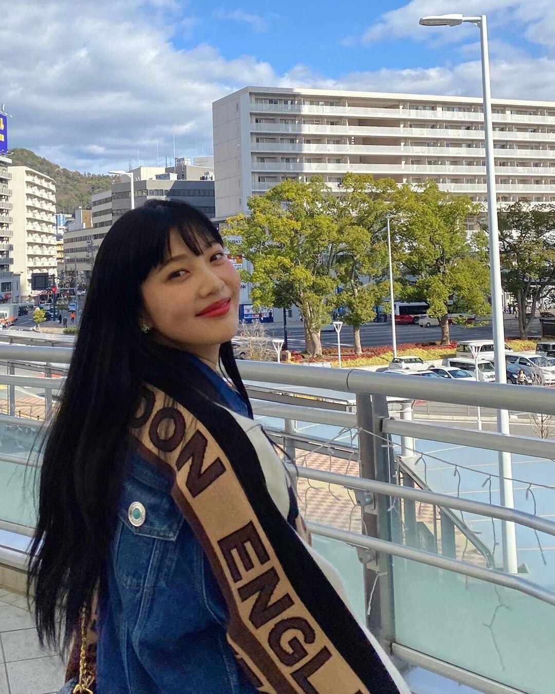 朴秀荣碎花裙搭配白靴略显矮,黑长直齐刘海加分,凭甜美气质获赞