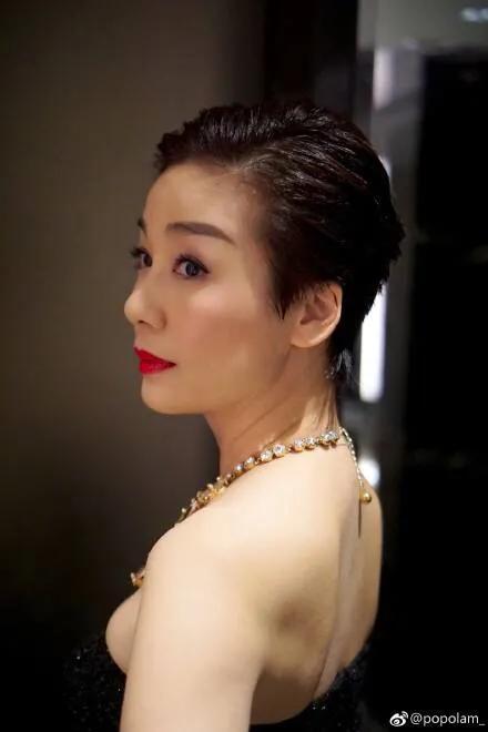 逃学威龙2中那个戴墨镜鄙视周星驰的女警