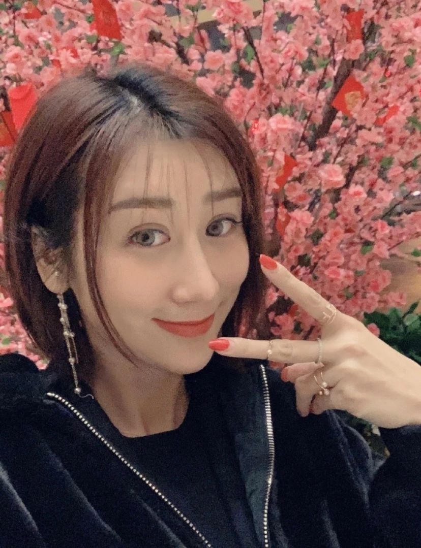 陈浩民晒照过情人节,4个孩子精致可爱,夫妻俩却五官怪异像假人