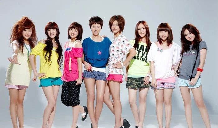 黑涩会美眉小蛮今日结婚曾和棒棒堂成员恋爱双双因吸烟被雪藏