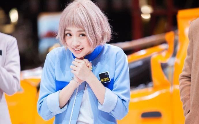 黑涩会美眉小蛮今日结婚曾和棒棒堂成员恋爱双双因吸烟被雪藏