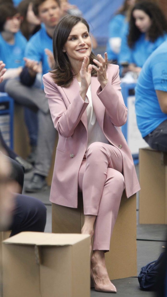 莱蒂齐亚王后哪像47岁女人?穿粉色西装少女感十足,身材真苗条