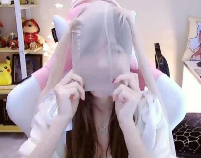 南波儿挑战平台底线,直播时用内裤套头,为博眼球咬杜蕾斯