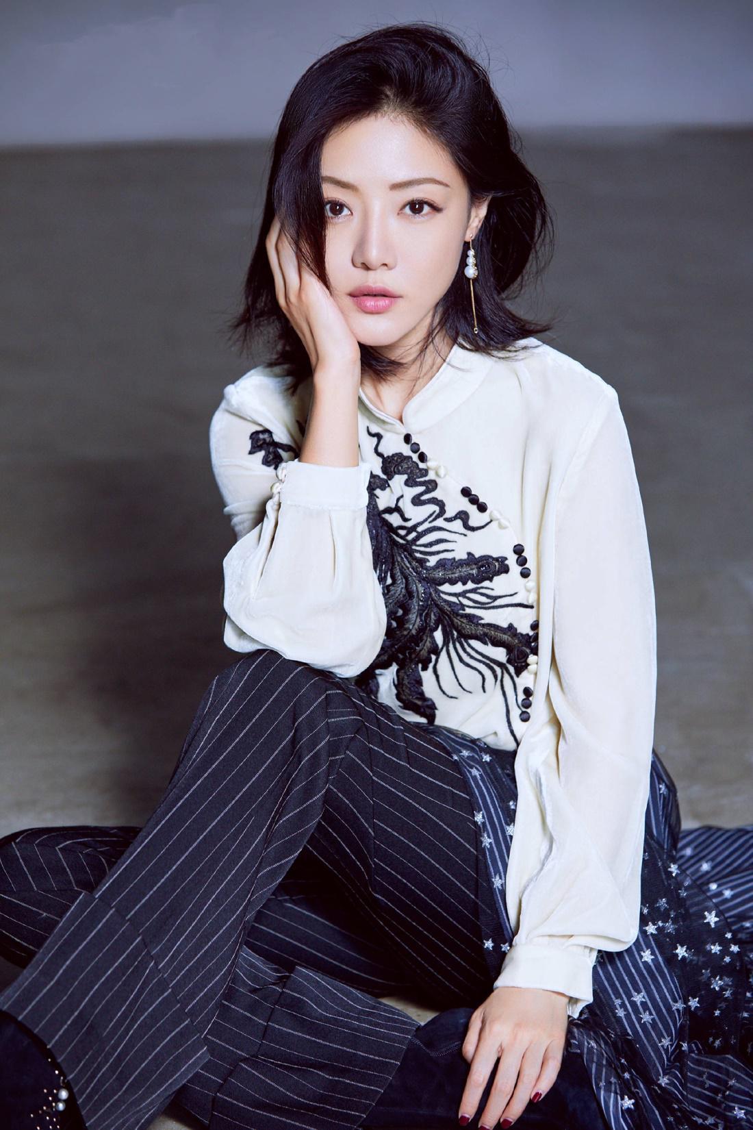 大明风华上头邓家佳突破小姨妈风私服穿搭时髦又高级