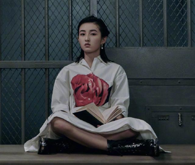 《唐人街3》"监狱风"封面,以为kiko够美,见到思诺后:心动了