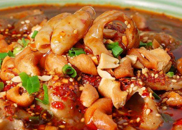 水煮肥肠在生活中并不常见,但在一些餐馆里可以看到是一种比较美味的