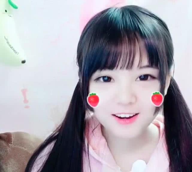 火线妹被路人偶遇合照后真实身高曝光可能比冯提莫还矮