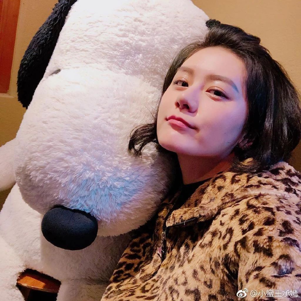 黑涩会美眉小蛮今日结婚曾和棒棒堂成员恋爱双双因吸烟被雪藏