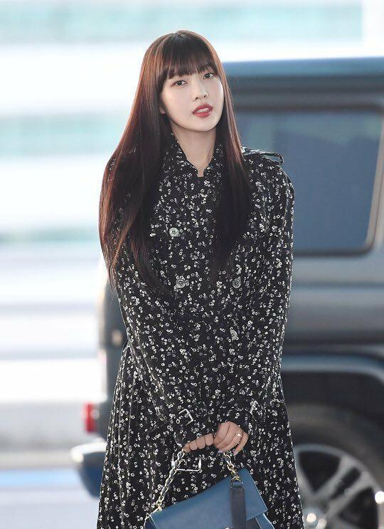 朴秀荣碎花裙搭配白靴略显矮,黑长直齐刘海加分,凭甜美气质获赞