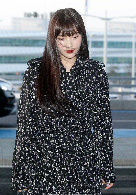 朴秀荣碎花裙搭配白靴略显矮,黑长直齐刘海加分,凭甜美气质获赞