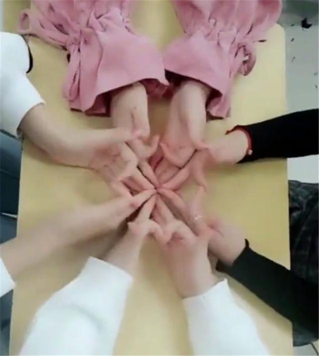 女大学生摆手势舞,手势大有深意,网友却只看到了手|手势|造型|宿舍