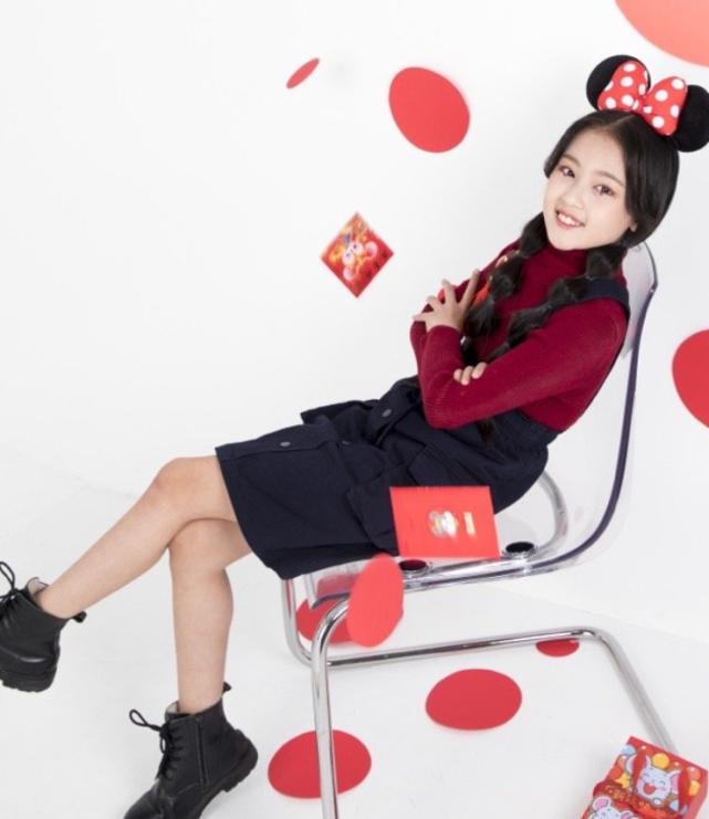 张婉儿身穿了一件酒红色的打底上衣,看起来减龄又时尚