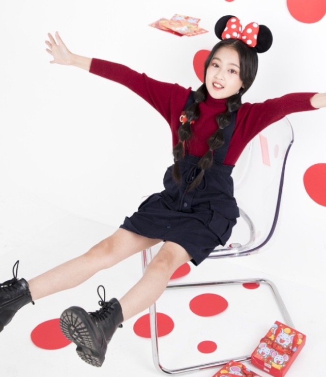 张婉儿身穿了一件酒红色的打底上衣,看起来减龄又时尚