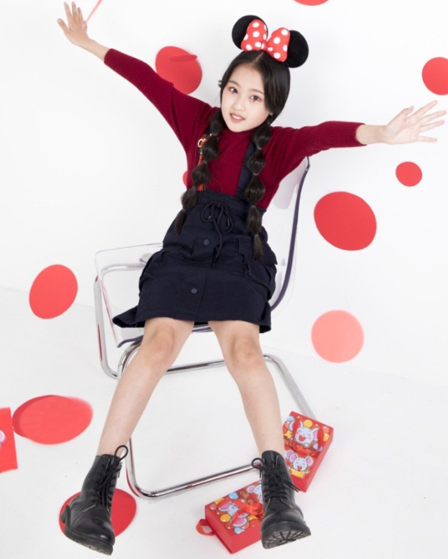 张婉儿身穿了一件酒红色的打底上衣,看起来减龄又时尚