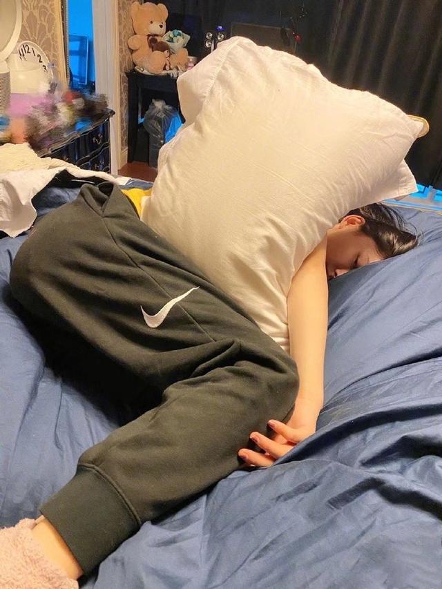 林允"花式躺",范丞丞困意足,蔡依林追剧晒自拍