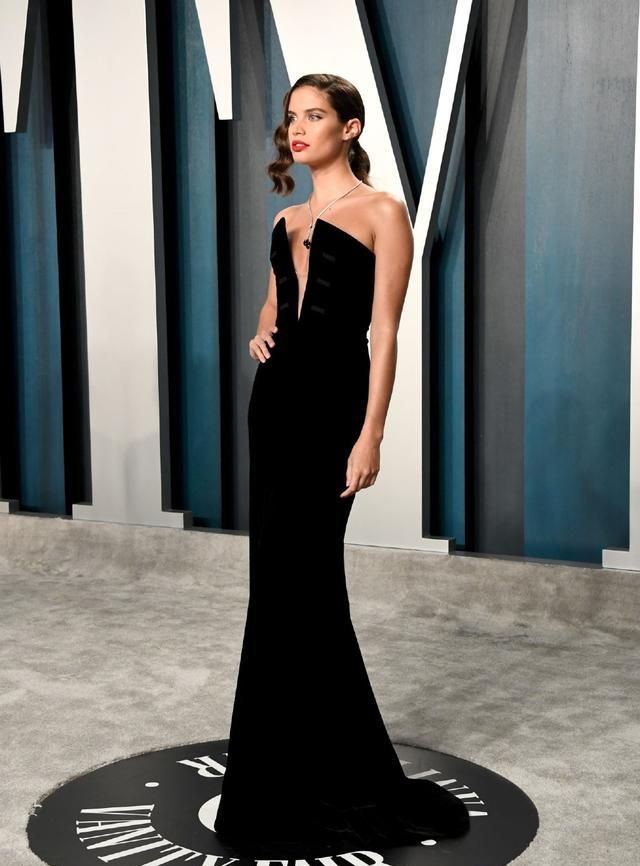 stella maxwell这条吊带裙性感妩媚但是不带一丝低俗,你可以看到亮片